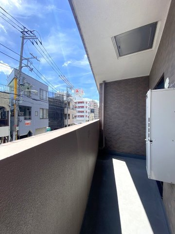 アドリーム西新井のバルコニー|バルコニー面積4.96㎡の開放的な屋外スペースです。陽当たりや通風も良好で、洗濯物を一度にたくさん干すことができるほか、心地よい風を感じてリフレッシュもできます。