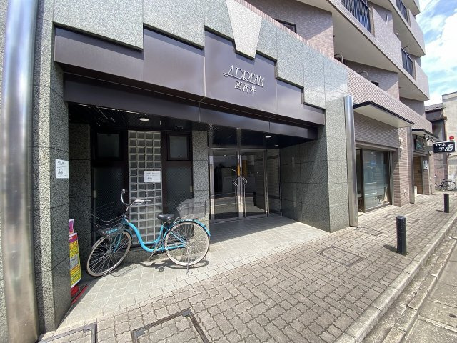 アドリーム西新井|マンションの顔となる清潔感漂うエントランスアプローチです。手入れが行き届いた綺麗な共用部となっており、居住者や訪れるゲストをあたたかく優しく出迎えてくれます。