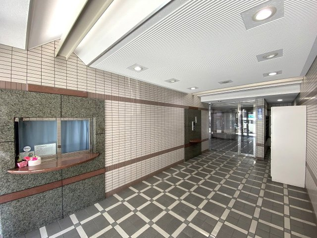 アドリーム西新井のエントランス|清潔に保たれた広々としたエントランスホールです。オートロックシステムを完備しているためセキュリティ面も安心で、日々の暮らしに高い安全と快適さをもたらします。