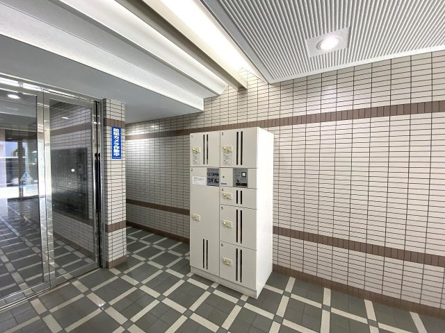 アドリーム西新井の設備|ご不在時でも24時間いつでも荷物を受け取ることができる便利な宅配ボックスです。再配達の手間を省くことができるため、お仕事で忙しい方や日中に外出が多いご家庭にも大変重宝される設備です。