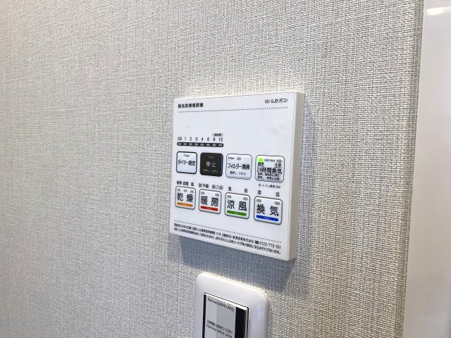 アドリーム西新井の冷暖房・空調設備|雨の日のお洗濯や冬場の入浴も快適になる浴室換気乾燥暖房機を完備。カビの発生を抑えて湿気をしっかり除去できるため、いつでも清潔で心地よい浴室環境を維持できます。