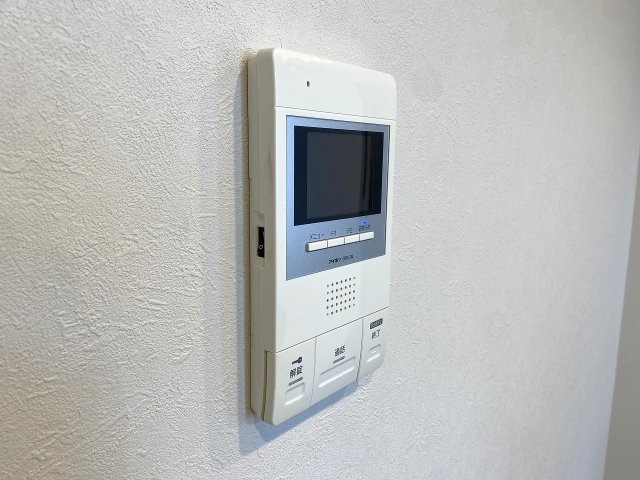 アドリーム西新井のセキュリティ|訪問者の顔を室内からしっかり確認できるTVモニター付きインターホン。突然の来客時にも落ち着いて安全に対応できるため、毎日の暮らしに安心感をもたらします。
