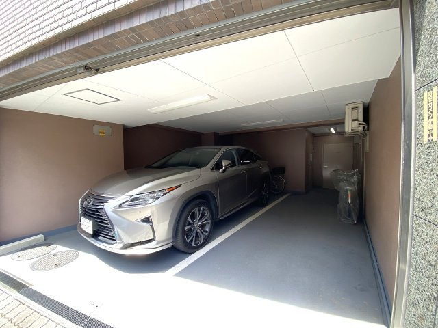 アドリーム西新井の駐車場|敷地内にある駐車場スペースです。愛車を身近に管理できるためお出かけもスムーズに行え、車をお持ちの方にも大変魅力的な住環境となっております。