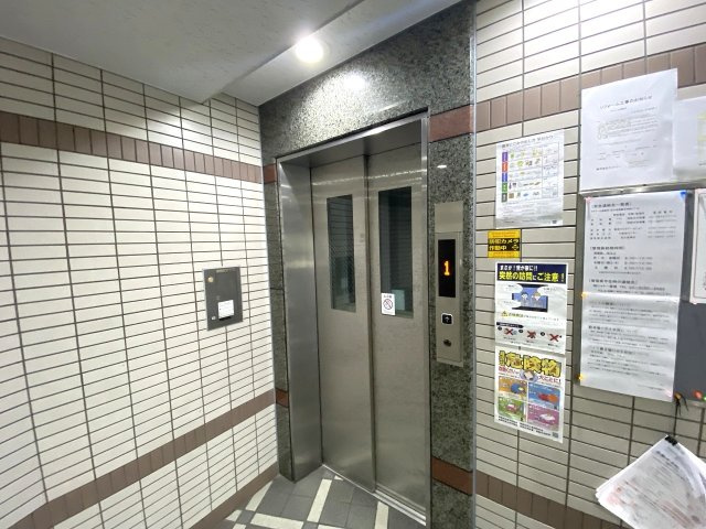 アドリーム西新井のその他共用部分|日常の移動をスムーズにしてくれる共有エレベーターを完備。重い荷物を持っている日やお買い物帰り、ベビーカーでの移動時にも快適に上り下りすることができ大変便利です。