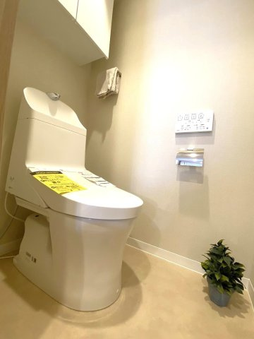 アドリーム西新井のトイレ|新規交換済みの快適な温水洗浄便座付きトイレです。衛生面や清掃性にも優れており、毎日使う場所だからこそ清潔感と心地よさを徹底的に追求した空間になっています。