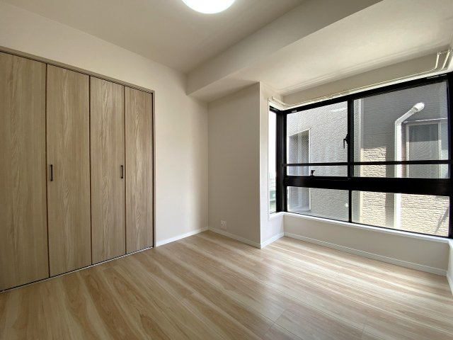 アドリーム西新井の洋室|クローゼット完備の洋室4.5帖のお部屋です。お子様のお部屋としてはもちろん、集中して作業ができるテレワークスペースや書斎、趣味の部屋としても大変重宝します。