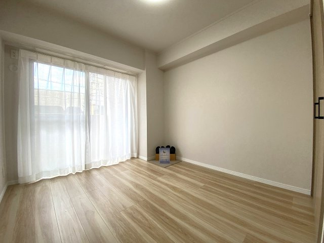 アドリーム西新井の寝室|主寝室として最適な洋室5.7帖のお部屋。大きなベッドを配置してもゆとりを感じられる広さがあり、心地よい光と風を感じながら心身ともにゆったり寛ぐことができます。