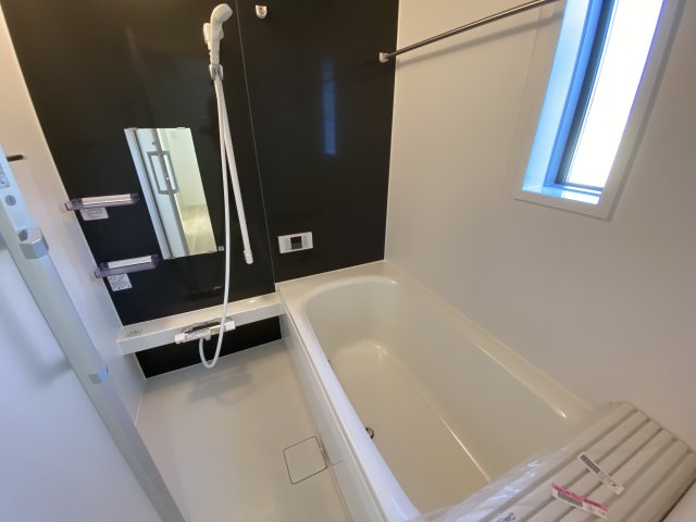【いわき市四倉町第19/2号棟】　新築建売　四ッ倉駅まで徒歩12分　の浴室|同施工　■□■ユニットバスの写真です■□■　高断熱浴槽なので、温めたお湯の熱を逃がしにくくし、しっかり断熱してくれるので、入浴の時間帯がバラバラでも安心ですね♪