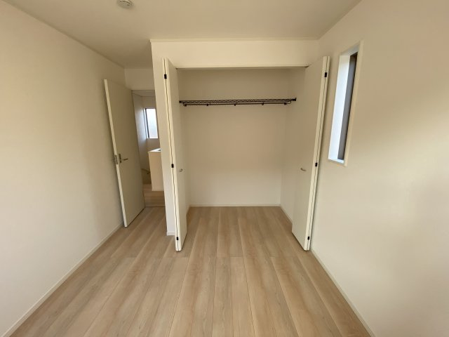 【いわき市四倉町第19/2号棟】　新築建売　四ッ倉駅まで徒歩12分　の収納|同施工　◆収納スペースの写真です◆　十分な広さがあるので収納には困りませんね♪　お手持ちの衣類ケースなども置ける大空間で、寝室がスッキリ使えます。


