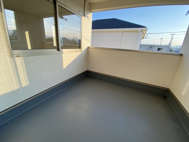 【いわき市四倉町第19/2号棟】　新築建売　四ッ倉駅まで徒歩12分　のバルコニー|同施工　■□■バルコニーの写真です■□■　お布団なども充分に干せる広さがございます。