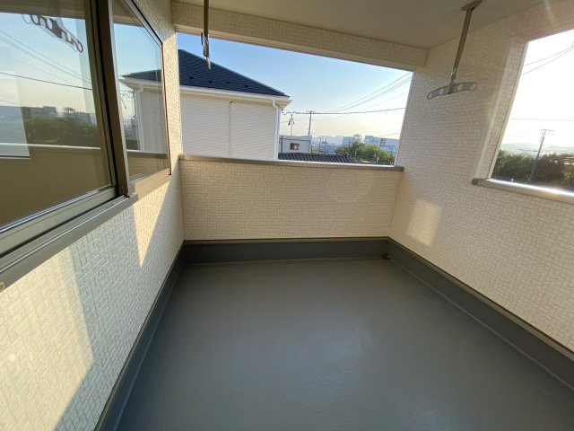 【いわき市四倉町第19/2号棟】　新築建売　四ッ倉駅まで徒歩12分　のバルコニー|同施工　◆バルコニーの写真です◆　お布団など大きいものも、充分に干せる広さがございます。人気のベランピングも楽しめる広さ！自宅のアウトドア空間でゆったり過ごせます。

