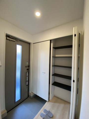 【いわき市四倉町第19/2号棟】　新築建売　四ッ倉駅まで徒歩12分　の玄関|同施工　■□■玄関の写真です■□■　
お洒落な玄関はお客様からも喜んでいただけそうですね！！
