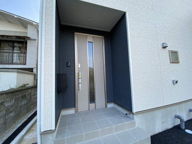 【いわき市四倉町第19/2号棟】　新築建売　四ッ倉駅まで徒歩12分　の玄関|同施工　◆玄関の写真です◆
お洒落な玄関からの外出は気分が良いですね♪　　玄関床タイルは、掃除がしやすく、表面はノンスリップ仕上なので、雨の日 もすべりにくくて安心です。




