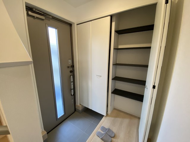 【いわき市四倉町第19/2号棟】　新築建売　四ッ倉駅まで徒歩12分　の収納|同施工　◆玄関の写真です◆
家族の帰りを待ち、訪れる方を優しく迎える。
そんな安らぎに満ちた生活空間にピッタリの玄関ですね♪（＾＾）
