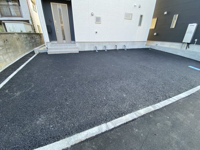 【いわき市四倉町第19/2号棟】　新築建売　四ッ倉駅まで徒歩12分　のその他|同施工　◆カースペースの写真です◆
陽当りの良い駐車場は週末の洗車も快適です♪お車の他にも、自転車をとめられそうなスペースもございます。
