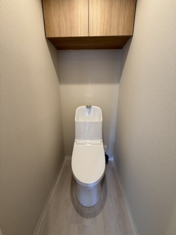 ラフィネ茗荷谷レジデンスのトイレ|温水洗浄便座付きトイレです。収納があります。