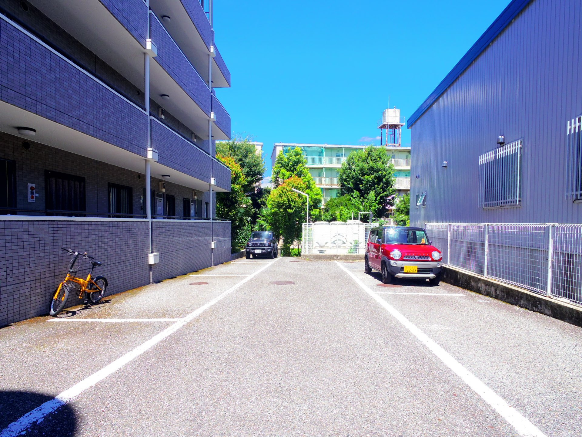 コンフリエ八幡町の駐車場