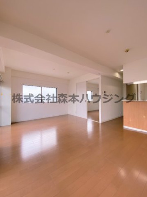 【居間・リビング】 | 　バーレン池田 | こちらのリビングで趣味の時間をお楽しみください