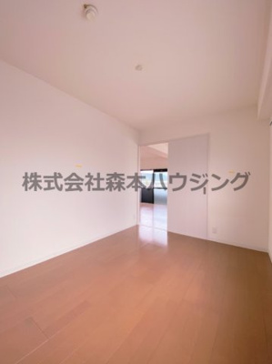 【洋室】 | 　バーレン池田 | 広々とした洋室です