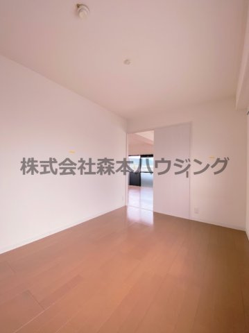 【洋室】 | 　バーレン池田 | 広々とした洋室です