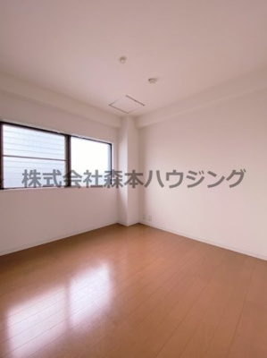 【洋室】 | 　バーレン池田 | 明るい洋室です