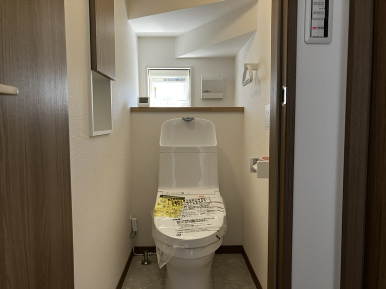 パパまるハウス  ひたちなか市田彦　限定1棟！のトイレ|１階と２階、２ヶ所に清潔なトイレ。お掃除しやすいシンプルなデザイン。
毎日使う空間と機能だから、いつまでも清潔なスペースであってほしいのがトイレです。