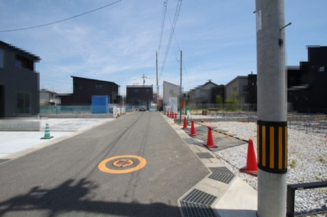 高知市鴨部　１号棟　新築戸建　【全2区画】3期2棟1　の前面道路含む現地写真|【一方】　北側　幅　6.0ｍ　公道　接面:10.3ｍ