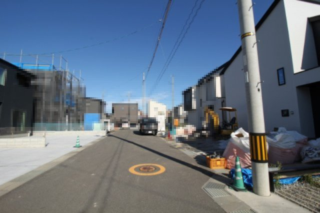 高知市鴨部　１号棟　新築戸建　【全2区画】3期2棟1　の前面道路含む現地写真|【一方】　北側　幅　6.0ｍ　公道　接面:10.3ｍ