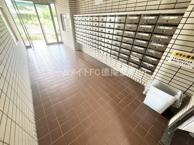 大阪市城東区天王田の賃貸マンションのエントランス