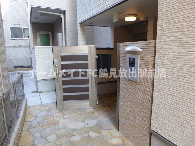 大阪市城東区新喜多東２丁目のアパートのエントランス