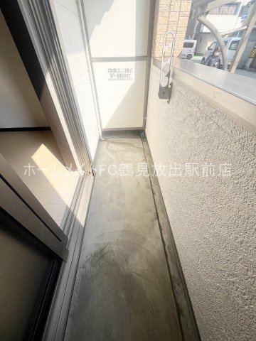 大阪市城東区諏訪４丁目のアパートのバルコニー