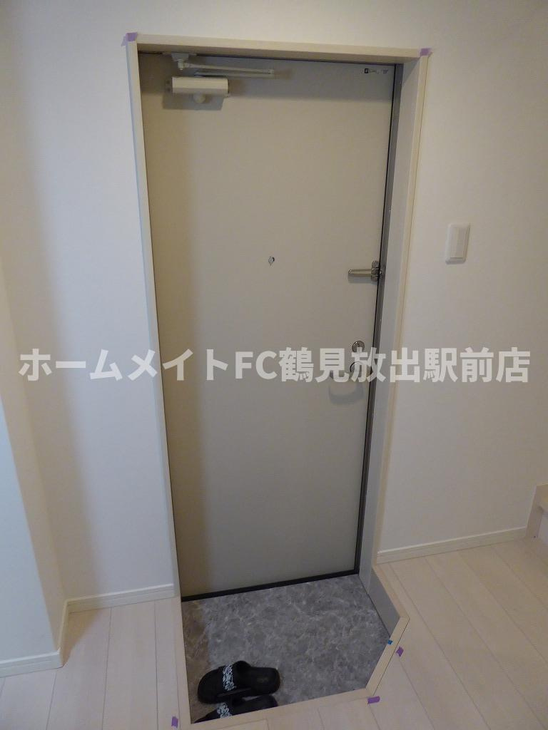 大阪市鶴見区茨田大宮４丁目のアパートの玄関