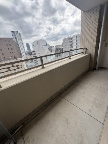 アーデンタワー立売堀のバルコニー