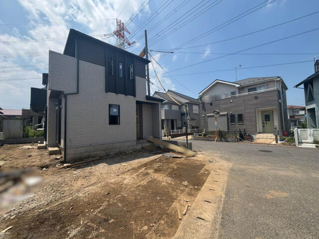 ブルーミングガーデン　鎌ケ谷市東鎌ヶ谷３丁目１棟／１期１号棟の前面道路含む現地写真|外観写真