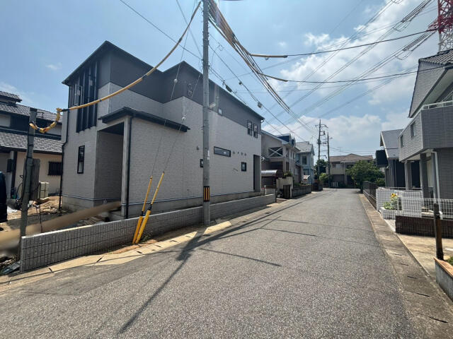 ブルーミングガーデン　鎌ケ谷市東鎌ヶ谷３丁目１棟／１期１号棟の前面道路含む現地写真|外観写真