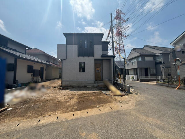 ブルーミングガーデン　鎌ケ谷市東鎌ヶ谷３丁目１棟／１期１号棟の前面道路含む現地写真|外観写真