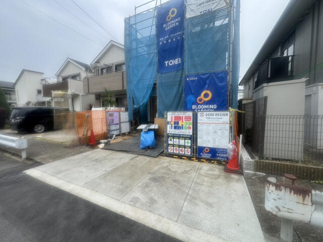 ブルーミングガーデン　市川市本北方２丁目１棟／１期１号棟の前面道路含む現地写真|7月下旬撮影