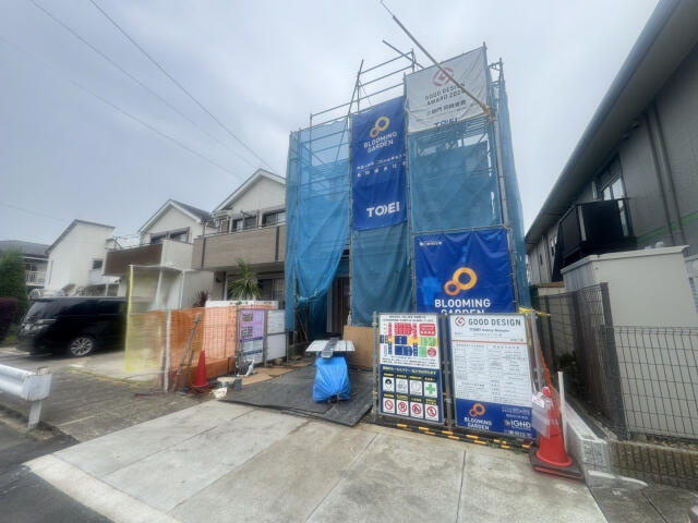 ブルーミングガーデン　市川市本北方２丁目１棟／１期１号棟の前面道路含む現地写真|7月下旬撮影