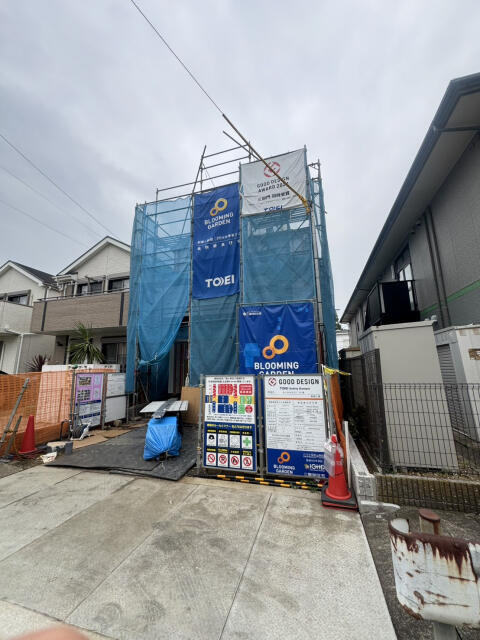 ブルーミングガーデン　市川市本北方２丁目１棟／１期１号棟の前面道路含む現地写真|7月下旬撮影