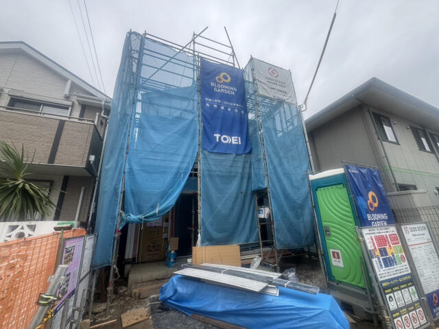 ブルーミングガーデン　市川市本北方２丁目１棟／１期１号棟の前面道路含む現地写真|7月下旬撮影