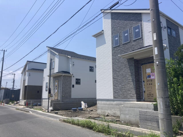 ブルーミングガーデン　市川市下貝塚３丁目３棟／１期１号棟の前面道路含む現地写真|外観写真2026.08.02撮影