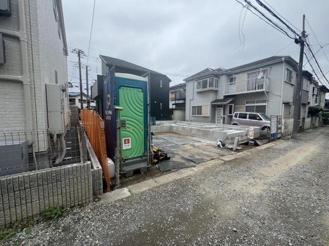 ブルーミングガーデン　船橋市大穴北４丁目１棟／１期１号棟の前面道路含む現地写真|外観