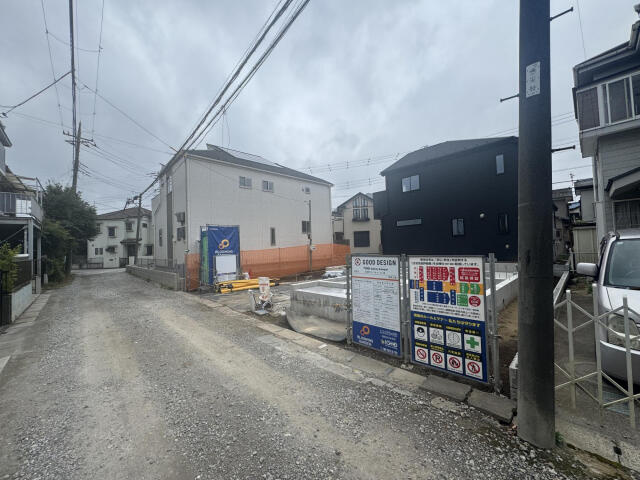 ブルーミングガーデン　船橋市大穴北４丁目１棟／１期１号棟の前面道路含む現地写真|外観