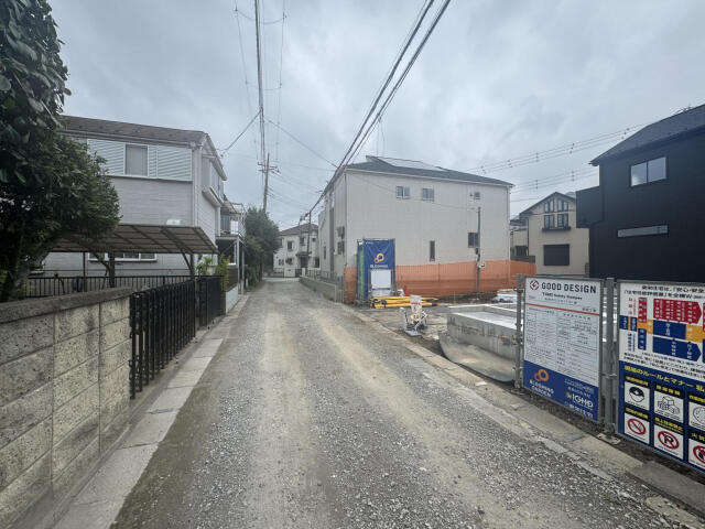 ブルーミングガーデン　船橋市大穴北４丁目１棟／１期１号棟の前面道路含む現地写真|外観