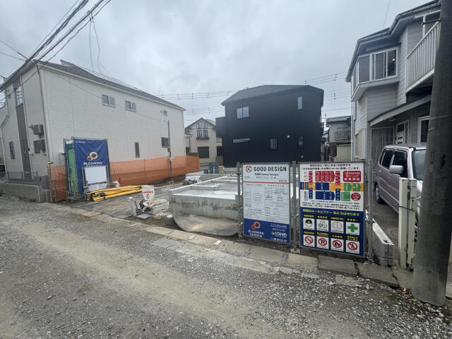 ブルーミングガーデン　船橋市大穴北４丁目１棟／１期１号棟の前面道路含む現地写真|外観