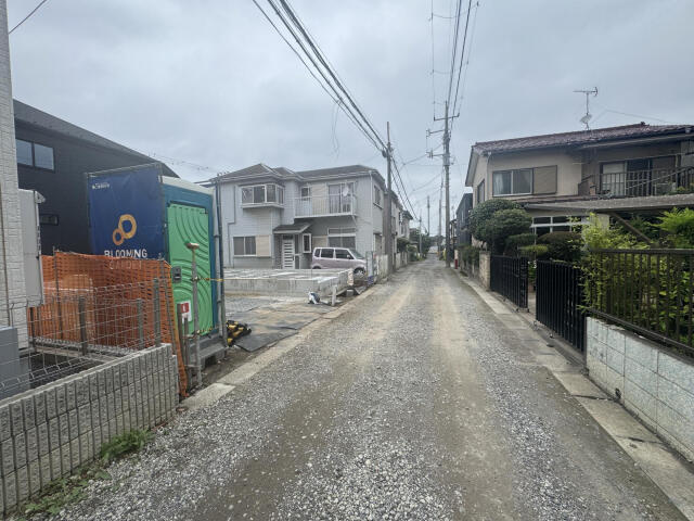 ブルーミングガーデン　船橋市大穴北４丁目１棟／１期１号棟の前面道路含む現地写真|外観