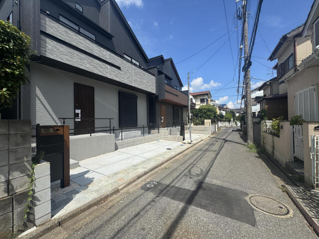 ブルーミングガーデン　船橋市松が丘３丁目２期２棟／２期１号棟の前面道路含む現地写真|外観