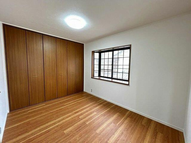 船橋市二和西４丁目３０－７の洋室|「１階北側洋室」収納付きです。