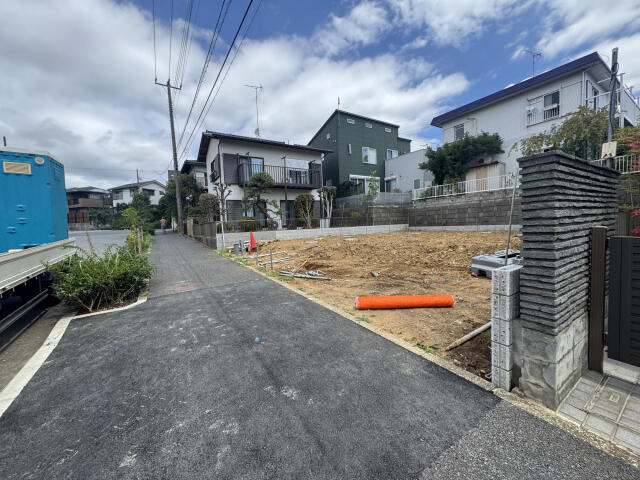 ブルーミングガーデン　船橋市田喜野井２丁目１棟／１期１号棟の前面道路含む現地写真|現地写真