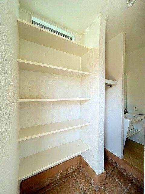 船橋市咲が丘４丁目１２－３２の収納|「玄関」収納棚付きです。